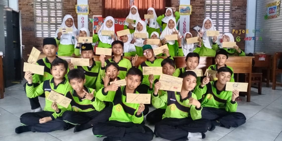 Praktik Menulis Surat Lintas Tiga SD