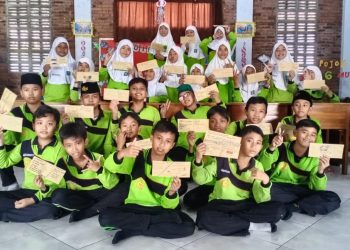 Praktik Menulis Surat Lintas Tiga SD