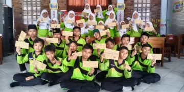 Praktik Menulis Surat Lintas Tiga SD