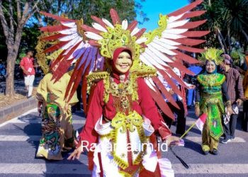 Kepala SMKN 2 Buduran Jadi Maskot Pimpin Karnaval Ajang Kreativitas Siswa