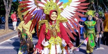 Kepala SMKN 2 Buduran Jadi Maskot Pimpin Karnaval Ajang Kreativitas Siswa