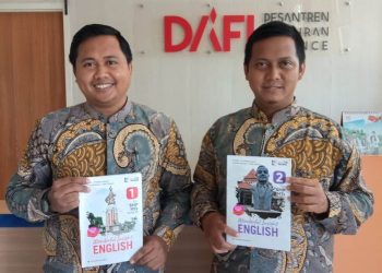 Dua Guru SMP Dafi Lahirkan Buku Kearifan Lokal Pertama di Indonesia
