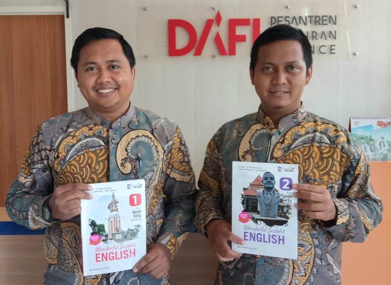 Dua Guru SMP Dafi Lahirkan Buku Kearifan Lokal Pertama di Indonesia