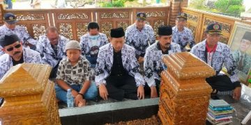 Ratusan Guru Sidoarjo Ziarah ke Makam Sosok Pejuang Guru  Dr. Sulistyo