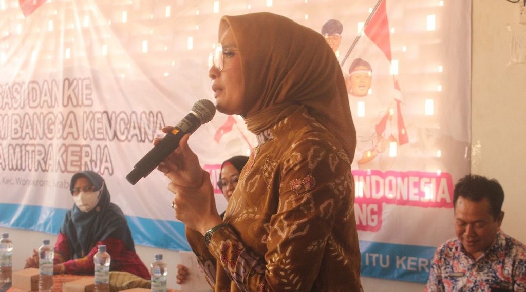 Arzeti Bilbina Beri Arahan Warga Wonokromo Mencegah Terjadinya Stunting