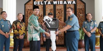 Pemkab Sidoarjo Berikan Hibahkan 22 Unit Mobil Dinas untuk TNI AL