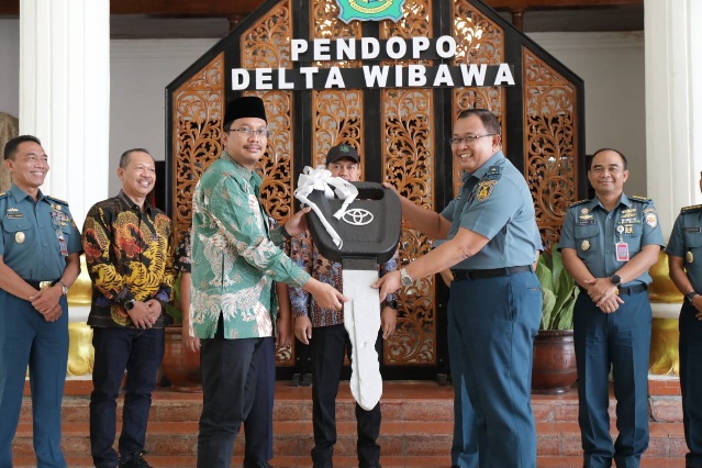 Pemkab Sidoarjo Berikan Hibahkan 22 Unit Mobil Dinas untuk TNI AL