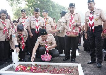 Kenang Jasa Pahlawan Pramuka Sidoarjo Ziarah ke TMP