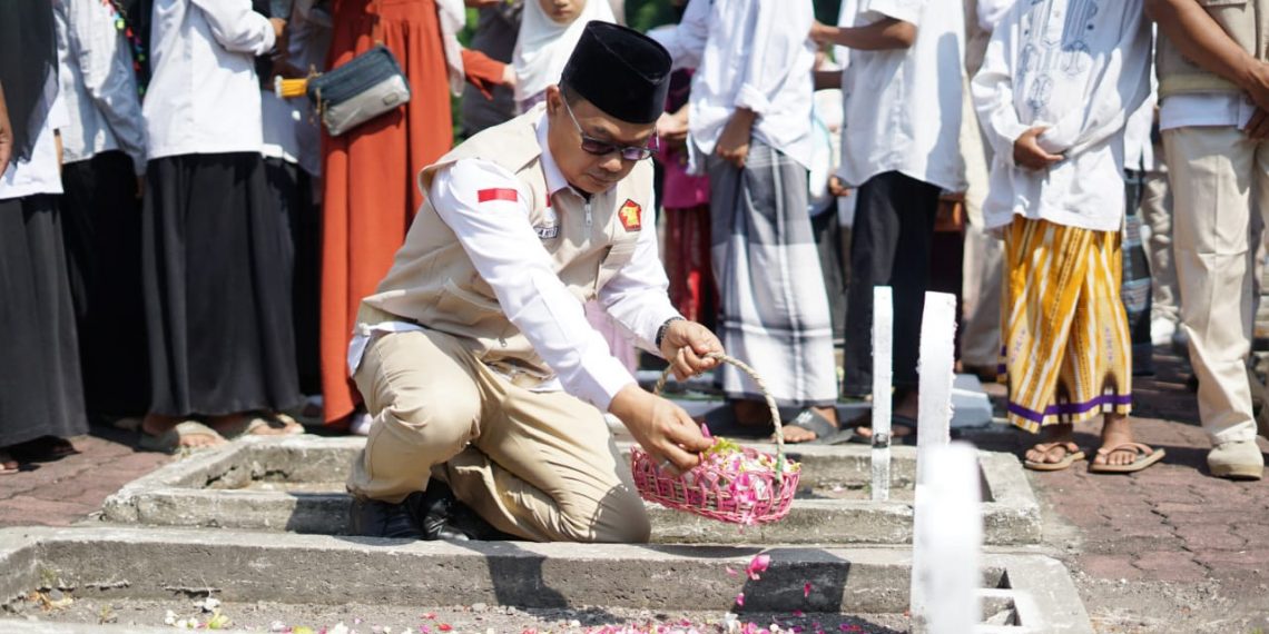 Jelang HUT RI, Andri Chrystanto Bareng BHS Tabur Bunga di TMP