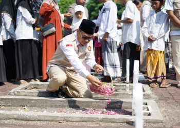 Jelang HUT RI, Andri Chrystanto Bareng BHS Tabur Bunga di TMP