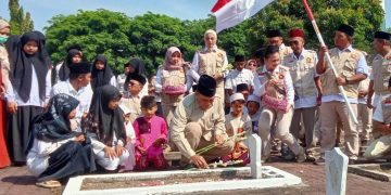 Sambut HUT RI, Bambang Haryo dan BHS Peduli Tabur Bunga di TMP Sidoarjo