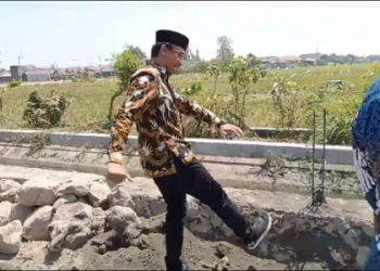 Tak Hanya Terima Laporan, Bupati Sidoarjo Sidak Proyek Betonisasi Jalan Banjarsari-Damarsi