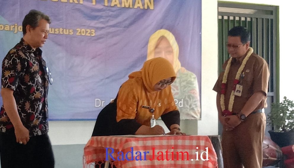 Dr. Ristiwi Peni, M.Pd Dipercaya Mengemban Amanah Plt SMA Negeri 1 Taman