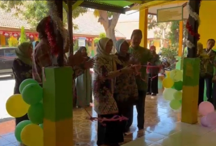 Budayakan Literasi, Mutiara Rindang Berikan Bantuan Paket Perpustakaan ke SDN Balongtani