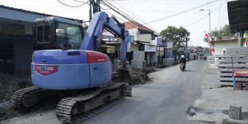 Proyek Betonisasi Jalan Geluran Taman – Suko Masuki Tahap Pemasangan U-Ditch