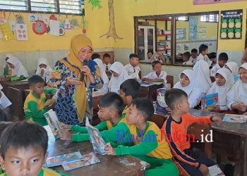 Kuatkan Literasi, Anggota Dewan Kunjungi Perpustakaan SDN Gelam 1 Candi