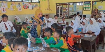 Kuatkan Literasi, Anggota Dewan Kunjungi Perpustakaan SDN Gelam 1 Candi