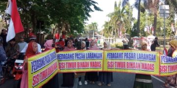 Pedagang Pasar Larangan Sisi Timur Gelar Unjukrasa, Komisi B : Pedagang Harus Patuhi Perda Sidoarjo