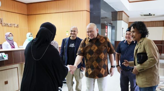 Jenguk Cak Nun, Ketua DPD RI Doakan Lekas Pulih