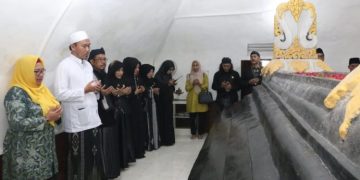 Ziarah ke Makam Kyai Tumenggung Poesponegoro, Bu Min: Beliau Sosok Ulama yang Patut Diteladani Kepemimpinannya