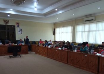 Tuntut Pembongkaran Tembok PT. Bernofarm, Puluhan Warga Tebel Datangi DPRD Sidoarjo