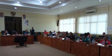 Tuntut Pembongkaran Tembok PT. Bernofarm, Puluhan Warga Tebel Datangi DPRD Sidoarjo