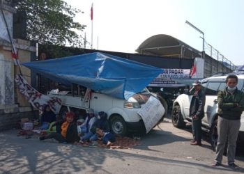 Warga Tebel Kukuh Tuntut Pembongkaran Pagar PT Bernofarm, Minggu Depan DPRD Sidoarjo Klarifikasi Semua Pihak