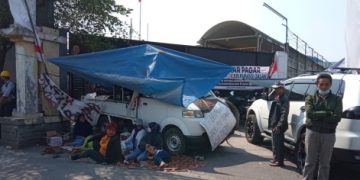 Warga Tebel Kukuh Tuntut Pembongkaran Pagar PT Bernofarm, Minggu Depan DPRD Sidoarjo Klarifikasi Semua Pihak