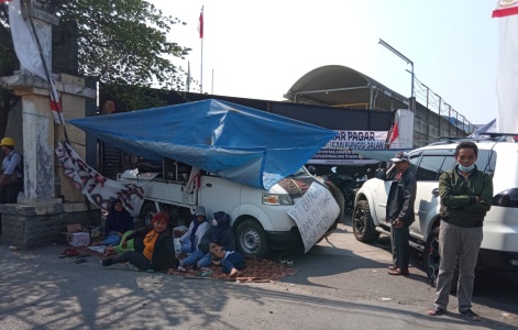 Warga Tebel Kukuh Tuntut Pembongkaran Pagar PT Bernofarm, Minggu Depan DPRD Sidoarjo Klarifikasi Semua Pihak