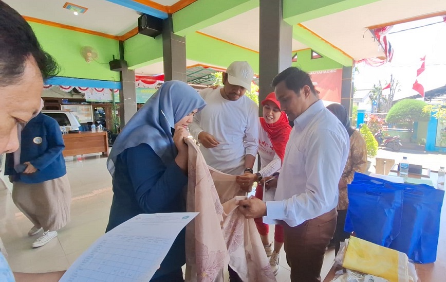 FST Unair Bantu Digitalisasi Marketing UMKM Warga Desa Tambak Sawah