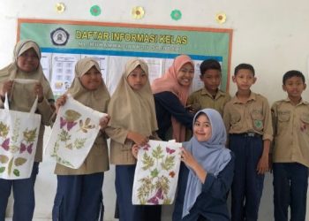 Mahasiswa KKN UMG Kembangkan Program Mengajar dan Ecoprinting kepada Siswa MI Lamongan