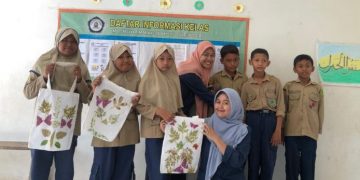 Mahasiswa KKN UMG Kembangkan Program Mengajar dan Ecoprinting kepada Siswa MI Lamongan