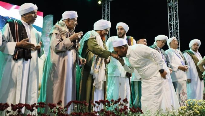 Puluhan Ribu Jamaah Banjiri Gejos, Ikuti Tabligh Akbar Habib Umar bin Hafidz