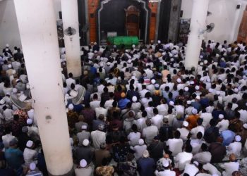Ribuan Pentakziyah Larut dalam Prosesi Pemakaman Pemangku Ponpes Al Ishlah Bungah, KH Ahmad Thohawi Hadin