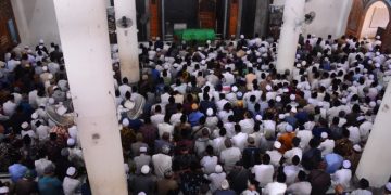 Ribuan Pentakziyah Larut dalam Prosesi Pemakaman Pemangku Ponpes Al Ishlah Bungah, KH Ahmad Thohawi Hadin