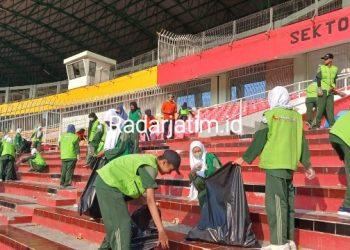 SMK YPM 8 Sidoarjo Turunkan Pasukan Semut Bersihkan Stadion Delta Sidoarjo