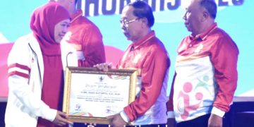 Ketua Umum KORMI Sidoarjo MG. Hadi Sutjipto Raih Penghargaan dari Gubernur Jatim