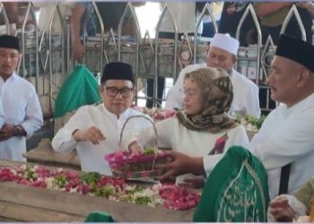 Napak Tilas ke Makam Sunan Maulana Malik Ibrahim, Cak Imin Disambut Ribuan Kader PKB dan Warga Gresik