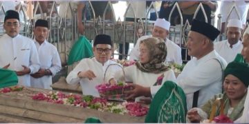 Napak Tilas ke Makam Sunan Maulana Malik Ibrahim, Cak Imin Disambut Ribuan Kader PKB dan Warga Gresik
