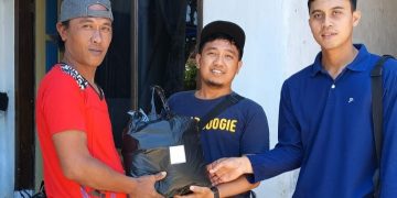 Peduli Nelayan Kecil, Dinas Perikanan Banyuwangi Bersama FOSKAPDA Bagikan Puluhan Paket Sembako