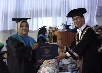 Hafal 30 Juz di SMP DAFI, Qonita Jadi Wisudawan Termuda di ITS