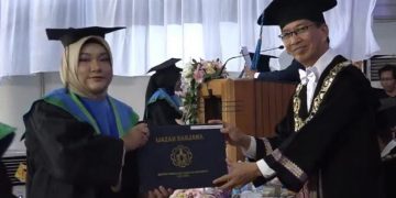 Hafal 30 Juz di SMP DAFI, Qonita Jadi Wisudawan Termuda di ITS