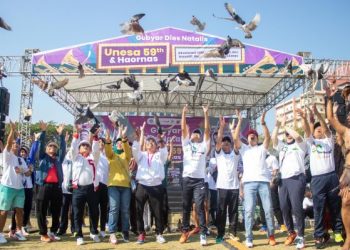 Maknai Persatuan dalam Perbedaan lewat Jalan Sehat Sepatu Beda UNESA