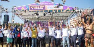 Maknai Persatuan dalam Perbedaan lewat Jalan Sehat Sepatu Beda UNESA