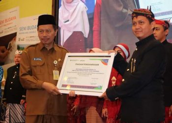 Dua Guru SMP DAFI Terima Penghargaan dari Dinas Pendidikan dan Kebudayaan Sidoarjo