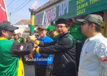 Obor Api Abadi Kirab Porprov Jatim VIII Dinyalakan Dari Situs Wisata Candi Pari