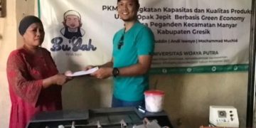 Ciptakan Inovasi, Dosen FEB UWP Bantu UMKM Peganden, Manyar Tingkatkan Produksi Opak Jepit
