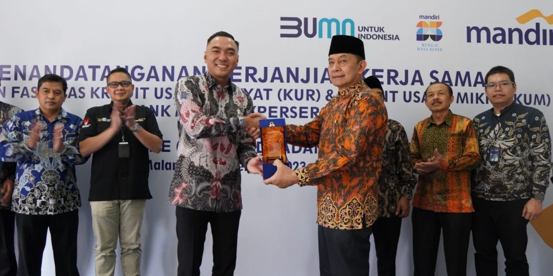 Bank Mandiri Salurkan KUR dan Digitalisasi Transaksi Peternak Koperasi SAE Pujon