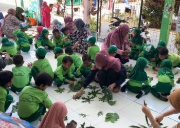 Siswa, Guru, Wali Murid TK Al Baqy Kompak Belajar Batik Eco-Printing
