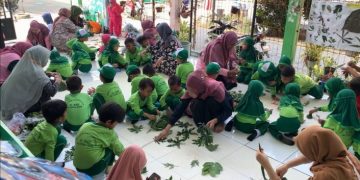 Siswa, Guru, Wali Murid TK Al Baqy Kompak Belajar Batik Eco-Printing